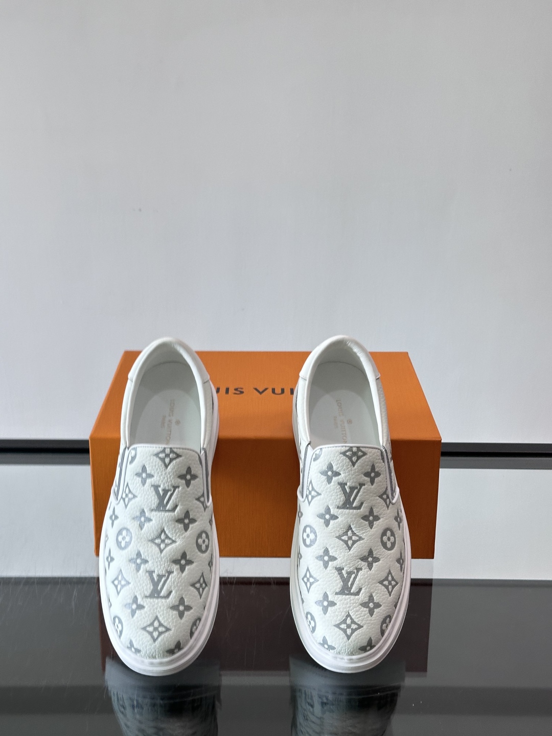 LOUIS VUITTON 路易威登 经典老花一脚登本款乐福鞋取材经典的 Damier GraPhite