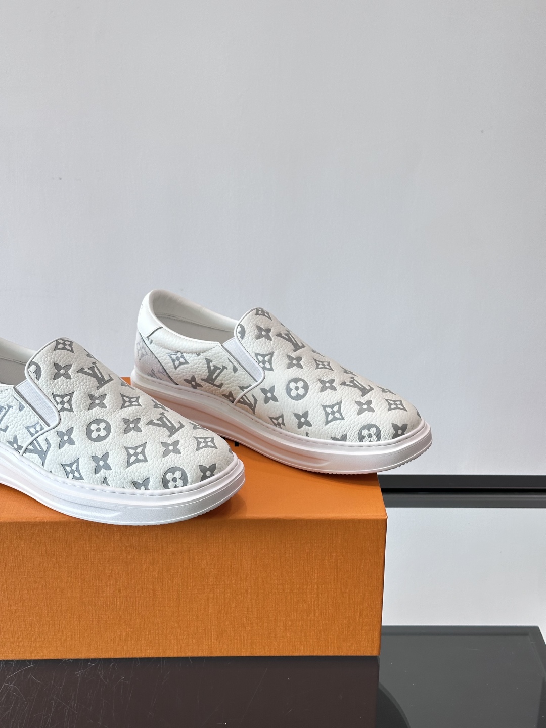 LOUIS VUITTON 路易威登 经典老花一脚登本款乐福鞋取材经典的 Damier GraPhite