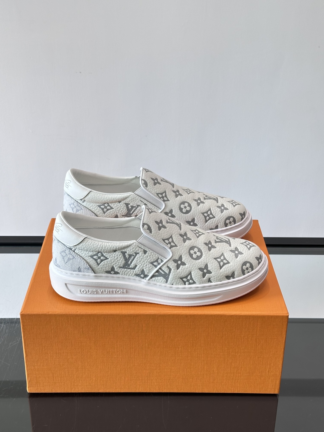 LOUIS VUITTON 路易威登 经典老花一脚登本款乐福鞋取材经典的 Damier GraPhite