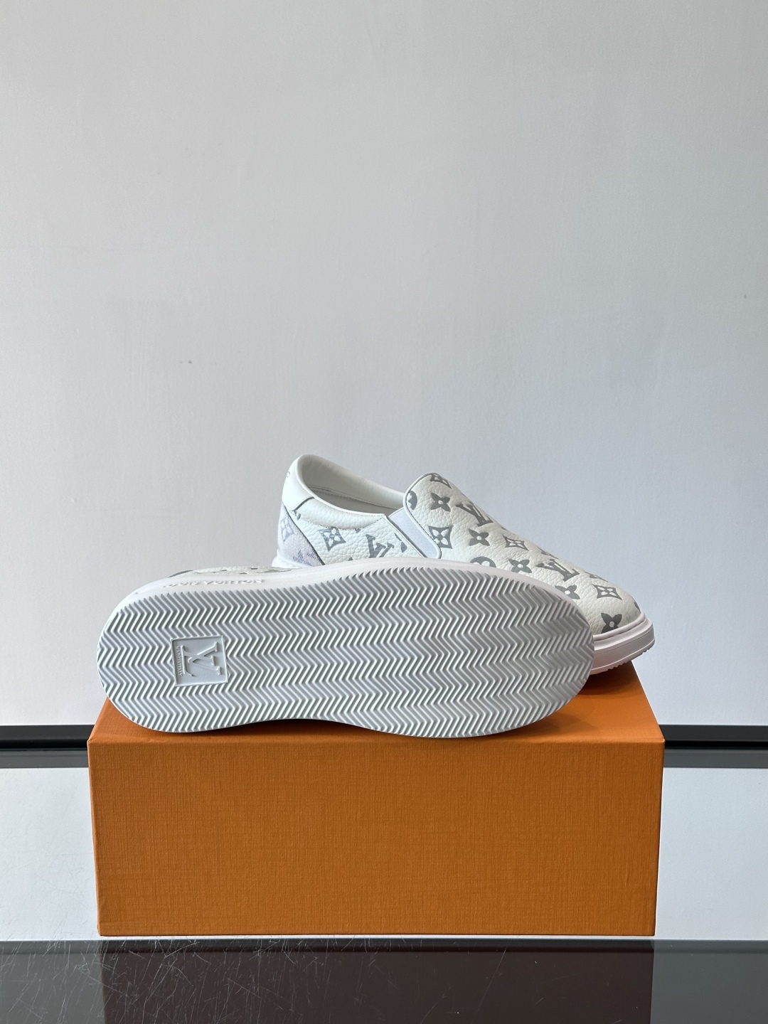 LOUIS VUITTON 路易威登 经典老花一脚登本款乐福鞋取材经典的 Damier GraPhite