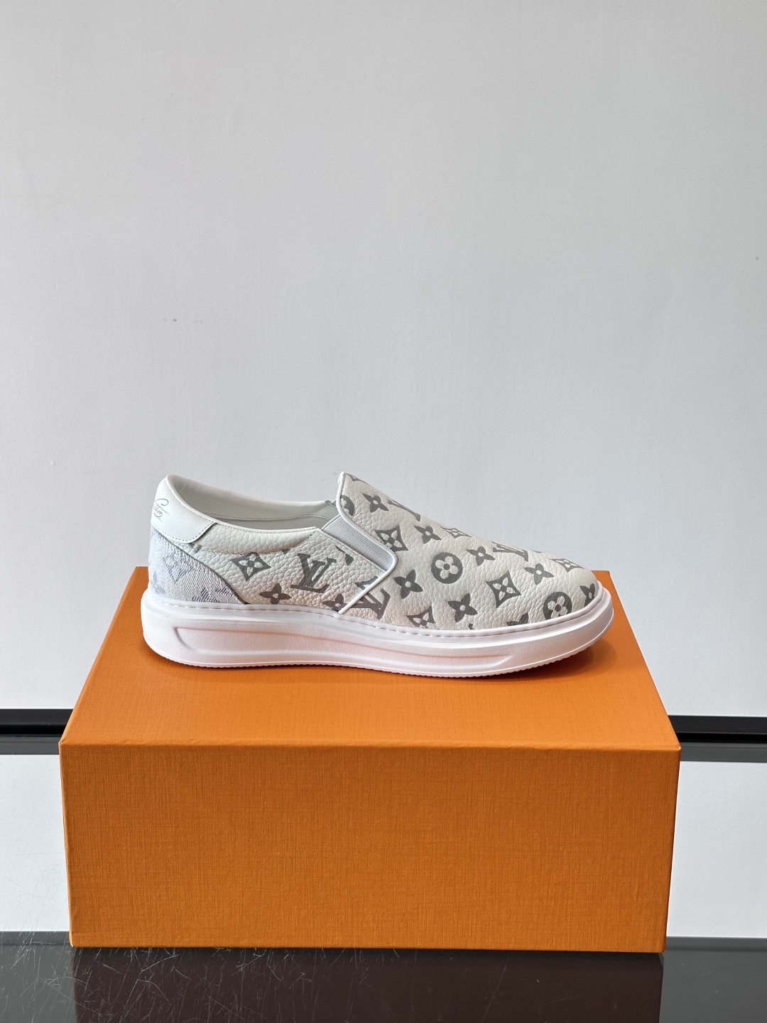 LOUIS VUITTON 路易威登 经典老花一脚登本款乐福鞋取材经典的 Damier GraPhite