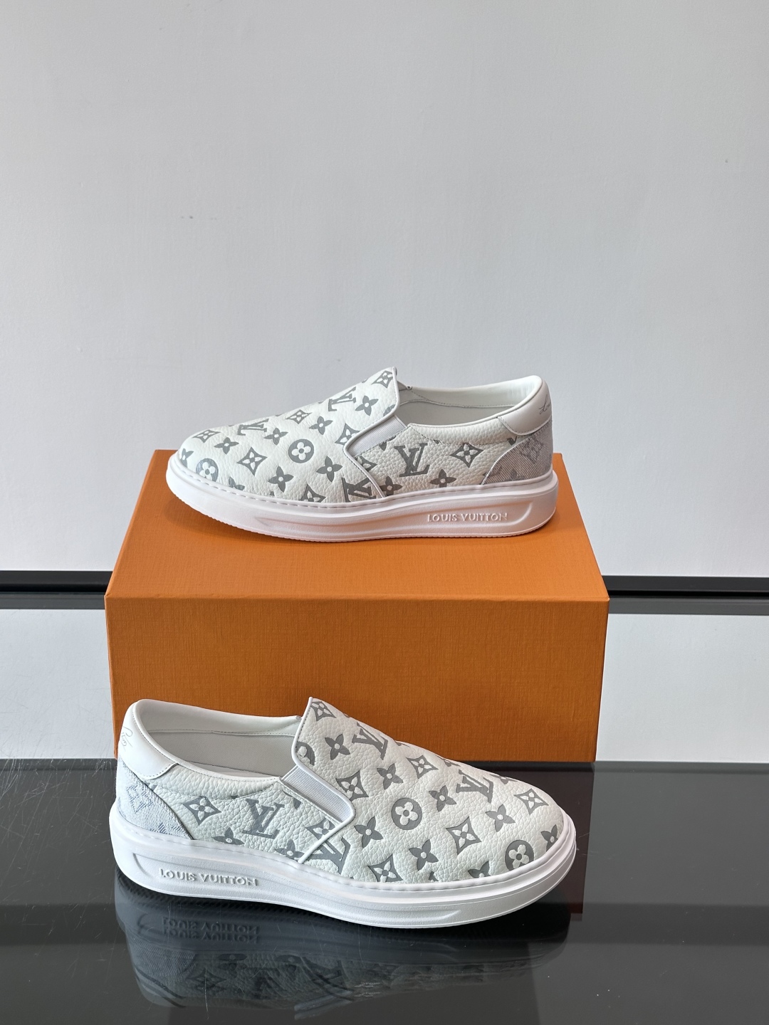 LOUIS VUITTON 路易威登 经典老花一脚登本款乐福鞋取材经典的 Damier GraPhite