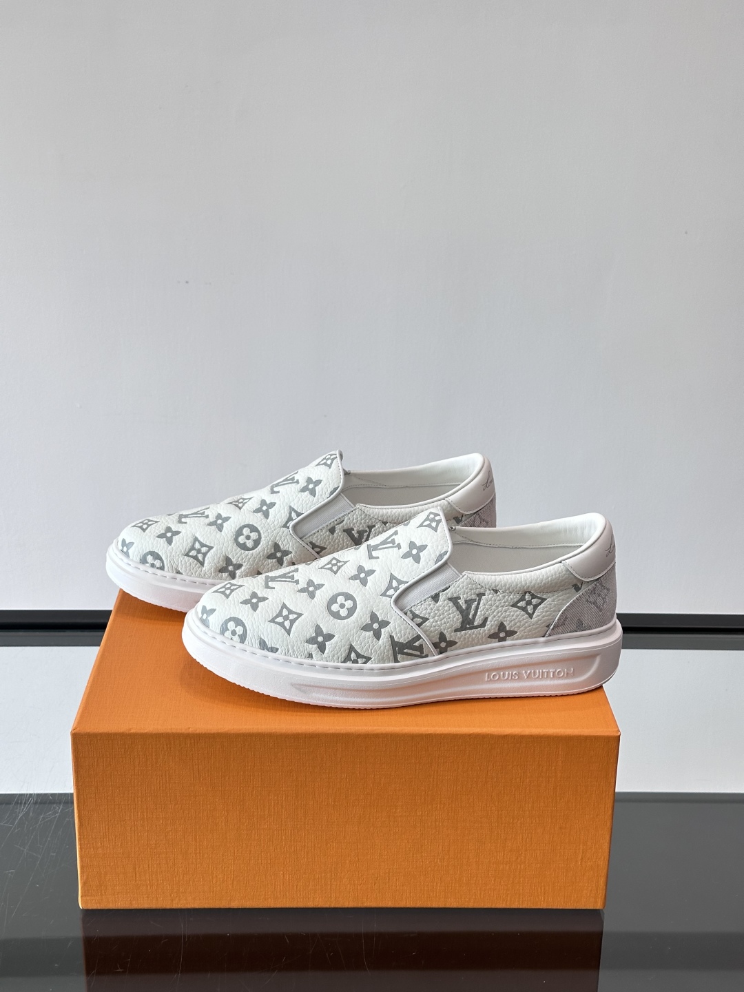 LOUIS VUITTON 路易威登 经典老花一脚登本款乐福鞋取材经典的 Damier GraPhite