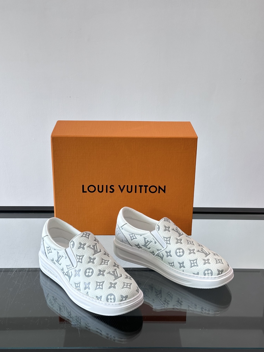 LOUIS VUITTON 路易威登 经典老花一脚登本款乐福鞋取材经典的 Damier GraPhite