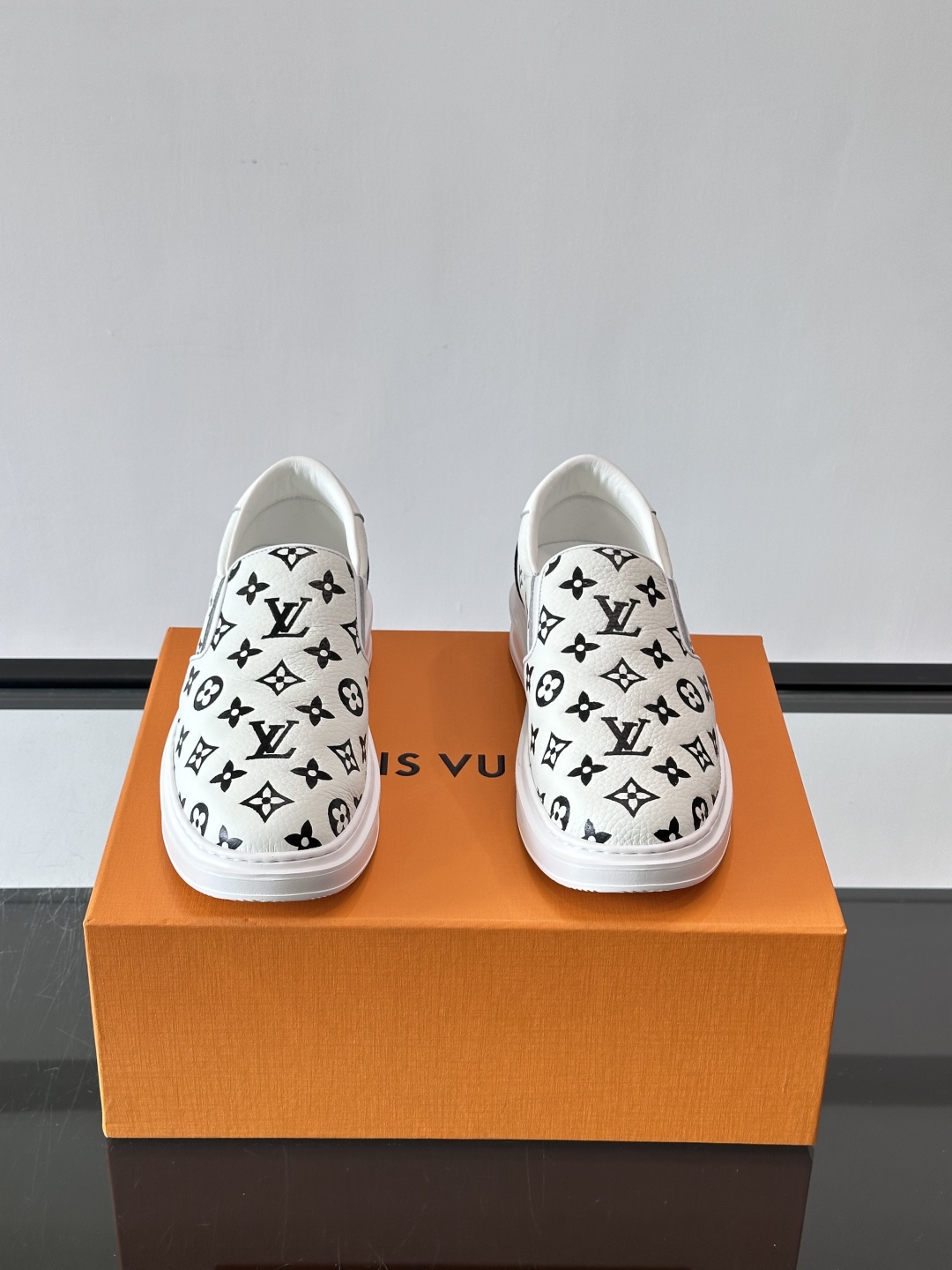 LOUIS VUITTON 路易威登 经典老花一脚登本款乐福鞋取材经典的 Damier GraPhite