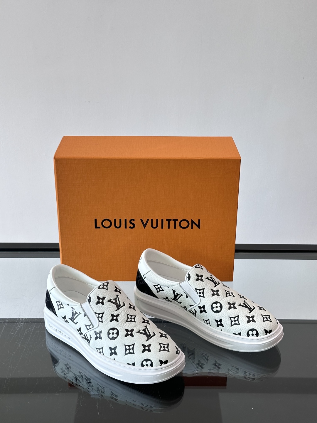 LOUIS VUITTON 路易威登 经典老花一脚登本款乐福鞋取材经典的 Damier GraPhite