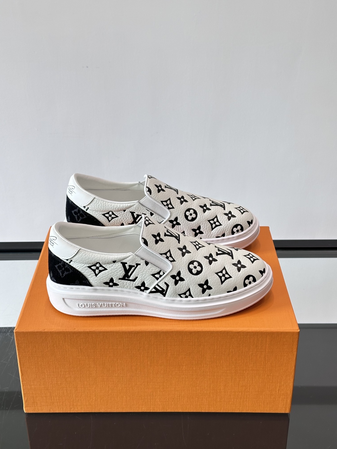 LOUIS VUITTON 路易威登 经典老花一脚登本款乐福鞋取材经典的 Damier GraPhite