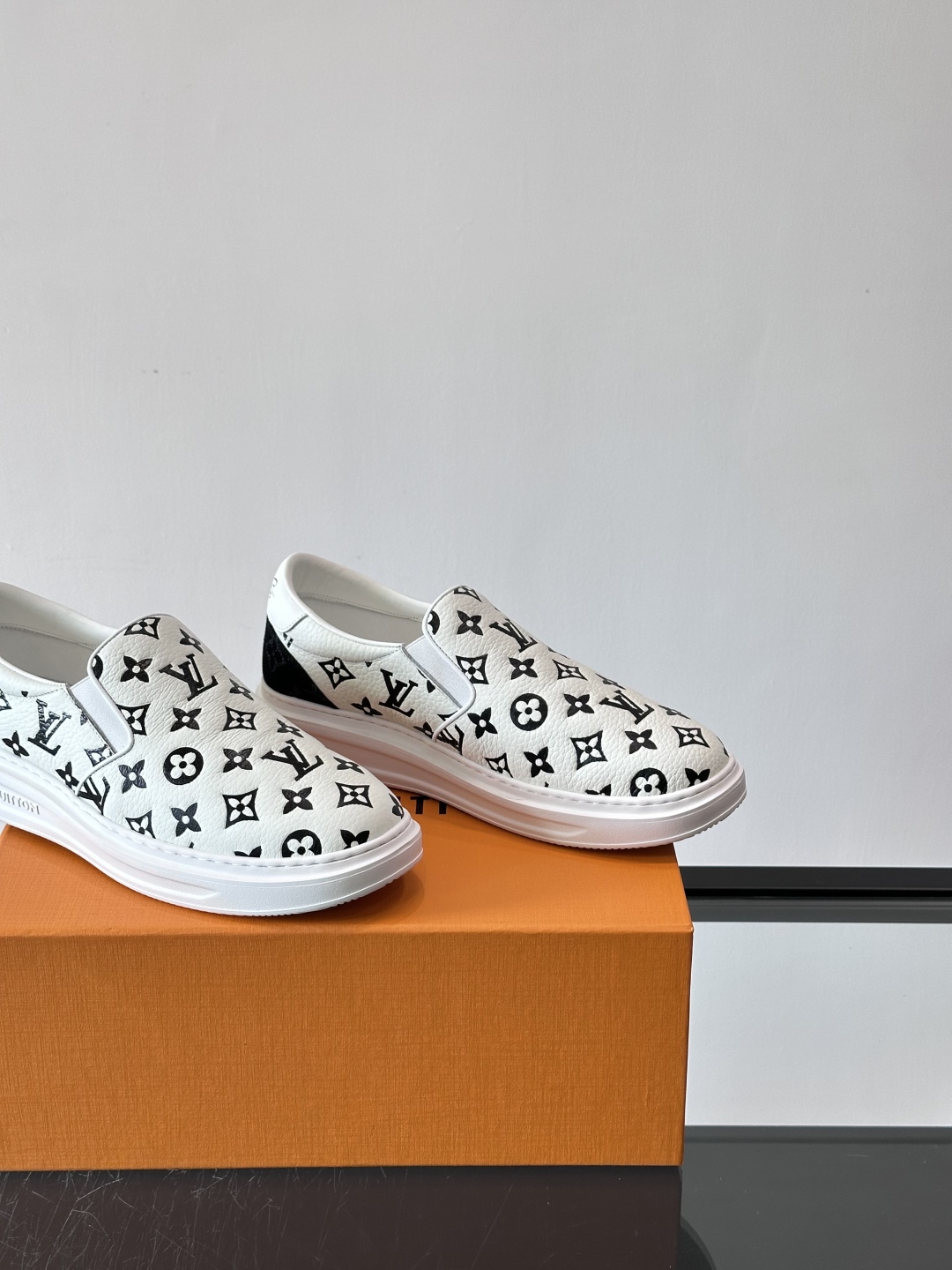 LOUIS VUITTON 路易威登 经典老花一脚登本款乐福鞋取材经典的 Damier GraPhite