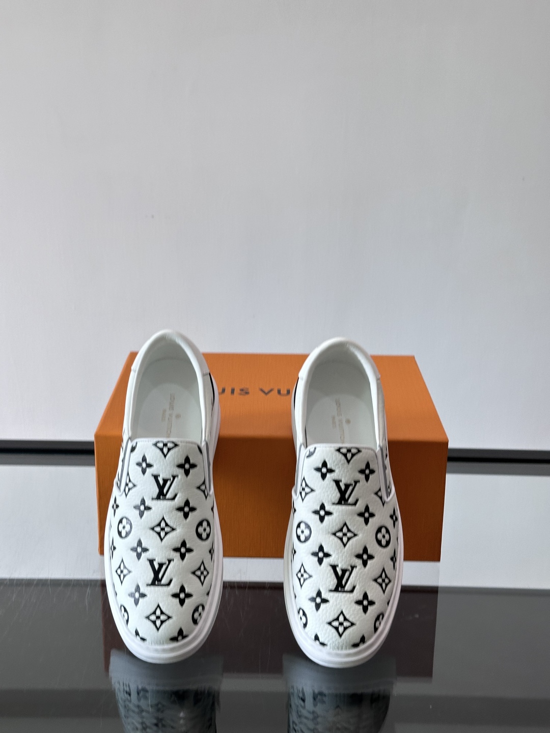 LOUIS VUITTON 路易威登 经典老花一脚登本款乐福鞋取材经典的 Damier GraPhite