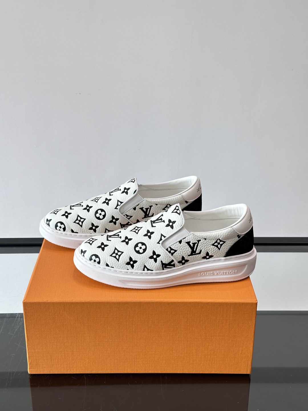 LOUIS VUITTON 路易威登 经典老花一脚登本款乐福鞋取材经典的 Damier GraPhite