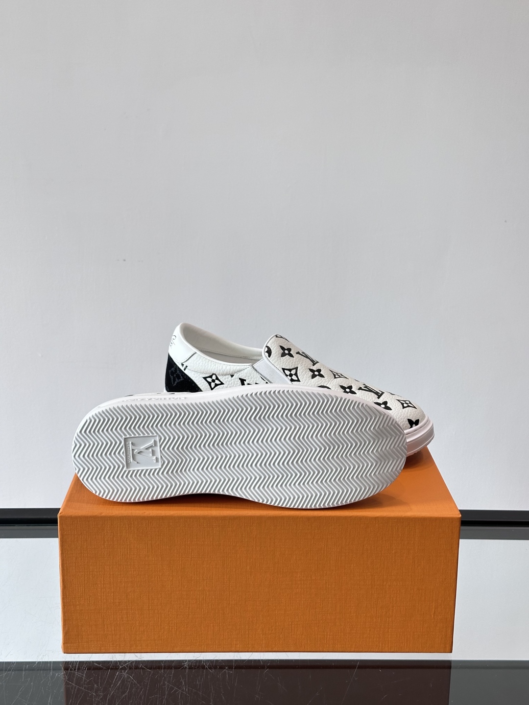 LOUIS VUITTON 路易威登 经典老花一脚登本款乐福鞋取材经典的 Damier GraPhite