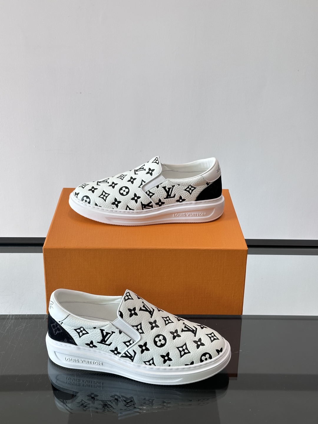 LOUIS VUITTON 路易威登 经典老花一脚登本款乐福鞋取材经典的 Damier GraPhite