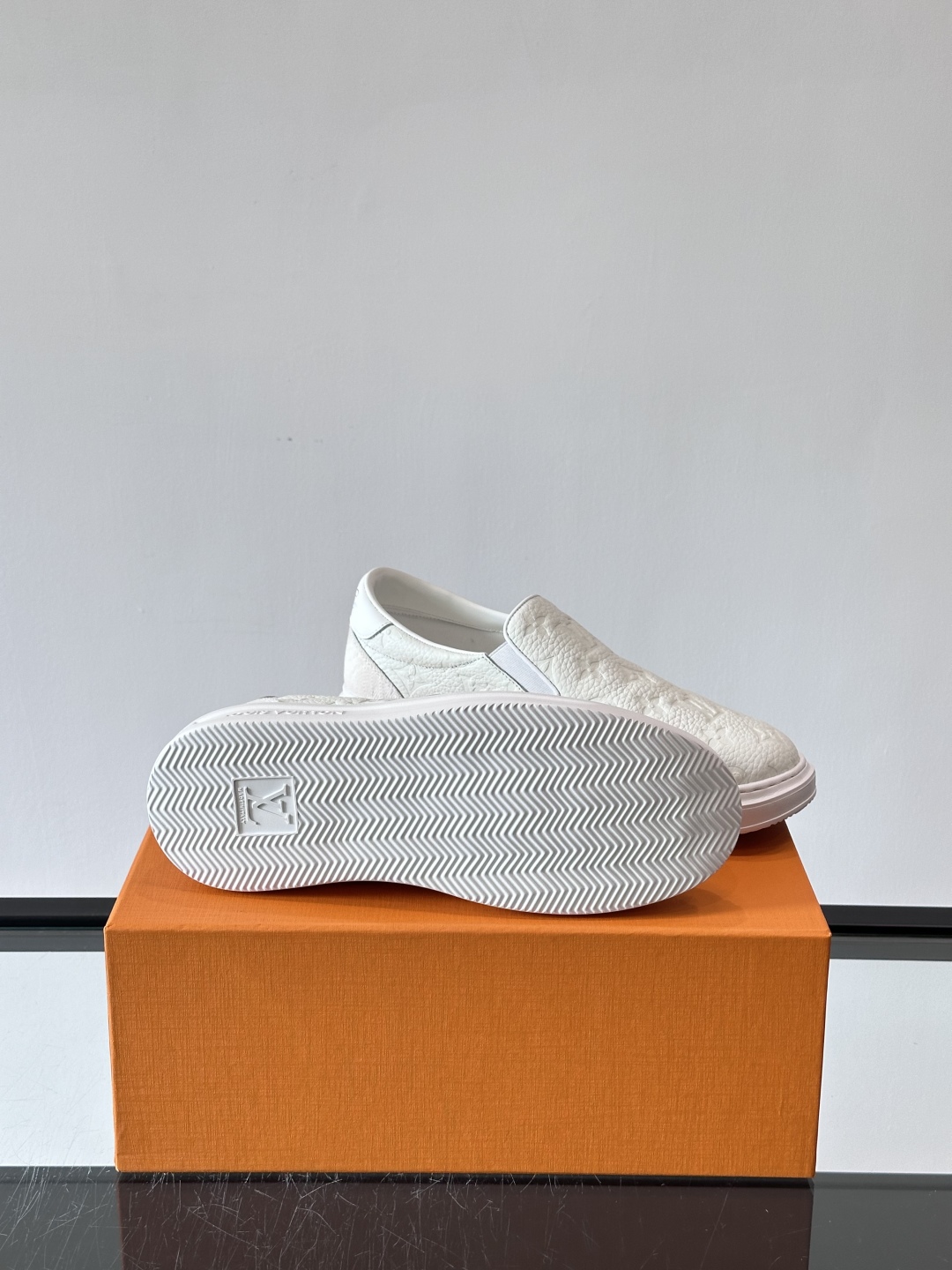 LOUIS VUITTON 路易威登 经典老花一脚登本款乐福鞋取材经典的 Damier GraPhite