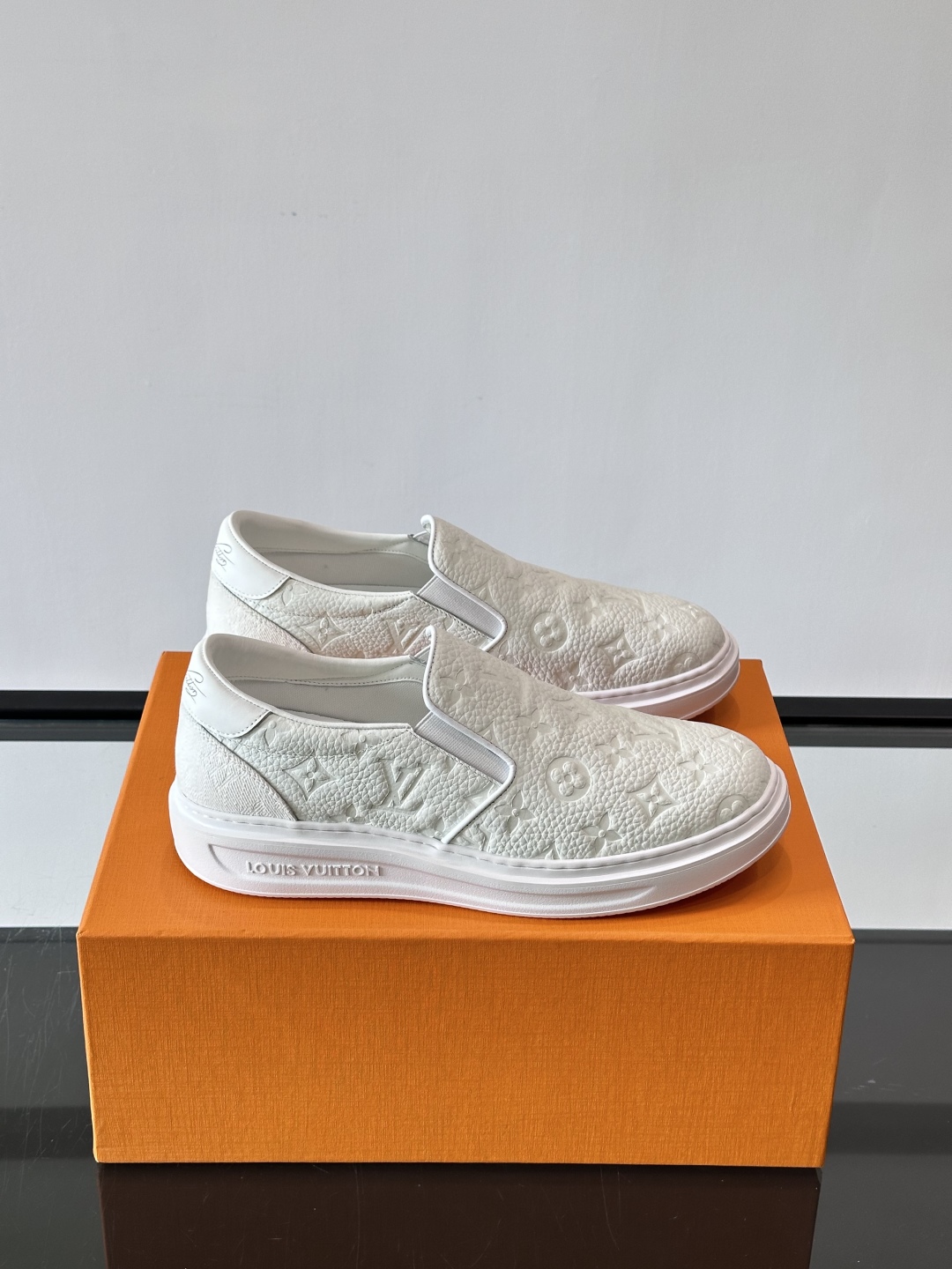 LOUIS VUITTON 路易威登 经典老花一脚登本款乐福鞋取材经典的 Damier GraPhite
