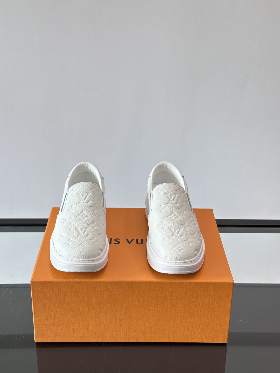 LOUIS VUITTON 路易威登 经典老花一脚登本款乐福鞋取材经典的 Damier GraPhite