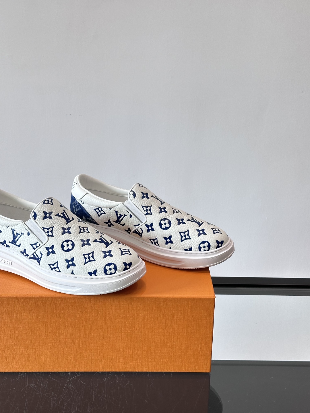LOUIS VUITTON 路易威登 经典老花一脚登本款乐福鞋取材经典的 Damier GraPhite