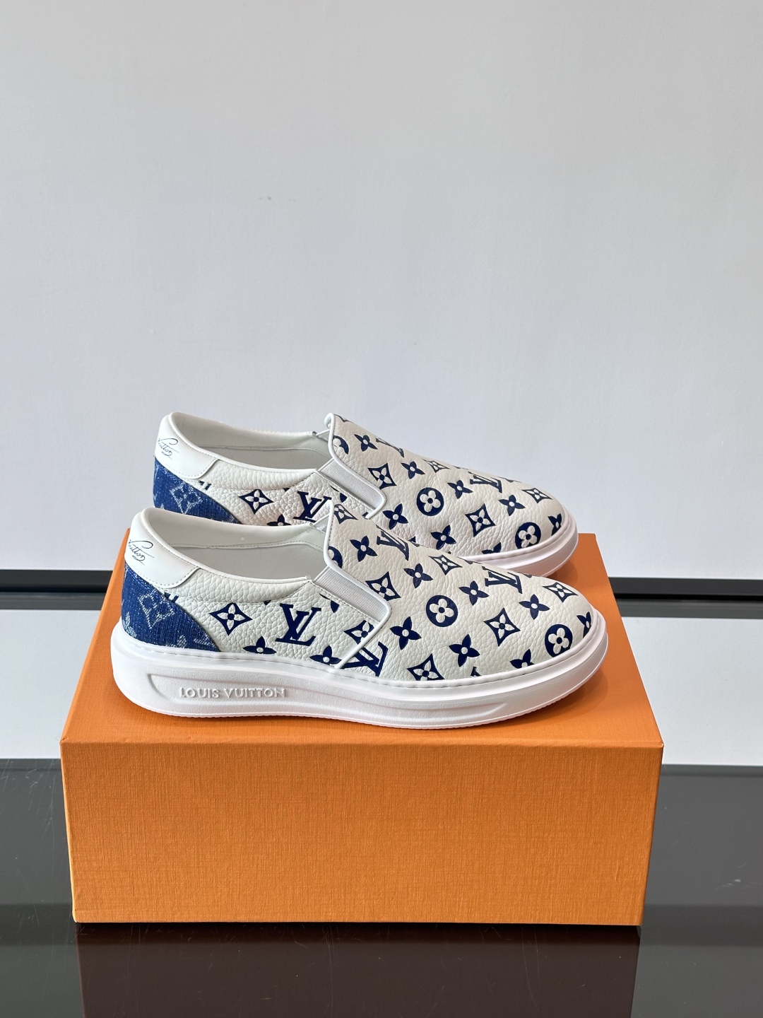 LOUIS VUITTON 路易威登 经典老花一脚登本款乐福鞋取材经典的 Damier GraPhite
