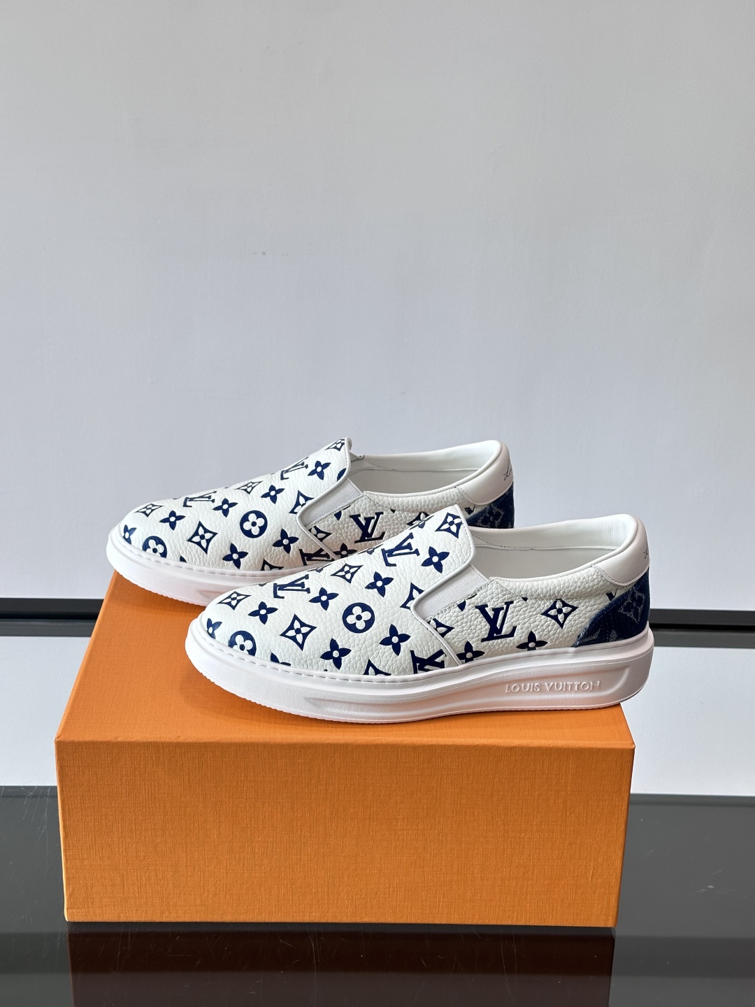 LOUIS VUITTON 路易威登 经典老花一脚登本款乐福鞋取材经典的 Damier GraPhite