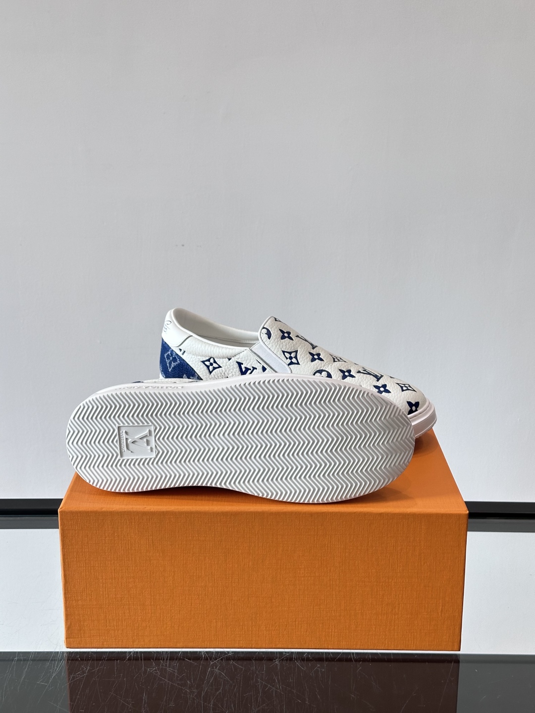 LOUIS VUITTON 路易威登 经典老花一脚登本款乐福鞋取材经典的 Damier GraPhite
