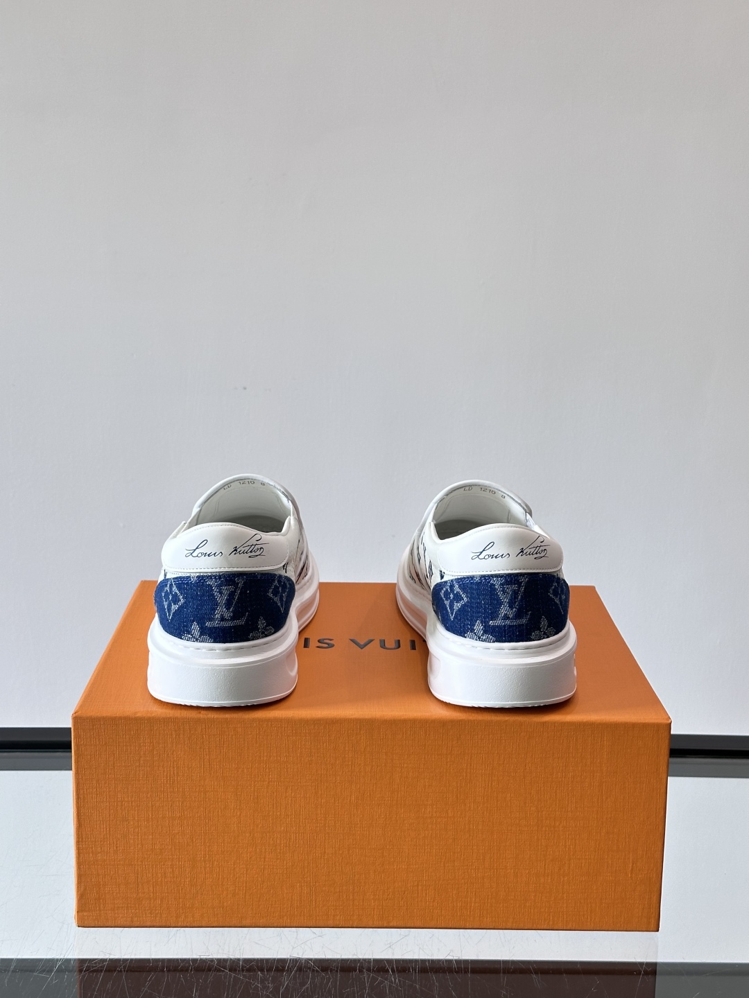 LOUIS VUITTON 路易威登 经典老花一脚登本款乐福鞋取材经典的 Damier GraPhite