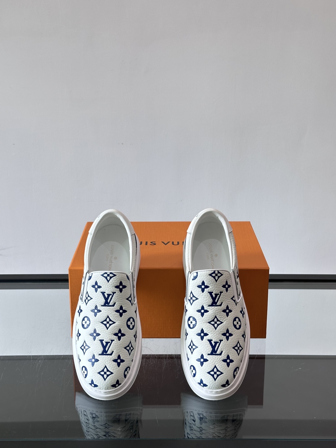 LOUIS VUITTON 路易威登 经典老花一脚登本款乐福鞋取材经典的 Damier GraPhite