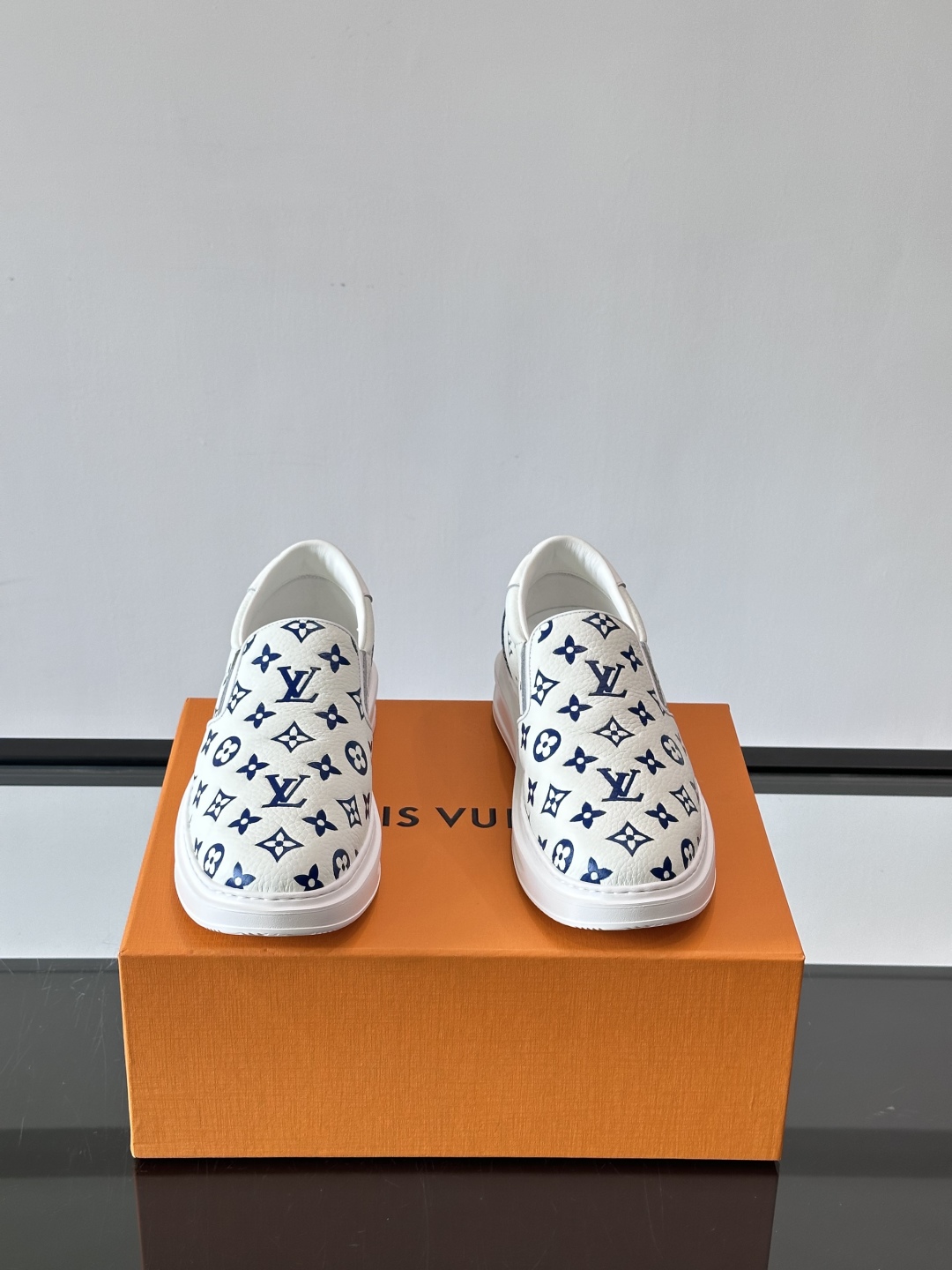 LOUIS VUITTON 路易威登 经典老花一脚登本款乐福鞋取材经典的 Damier GraPhite