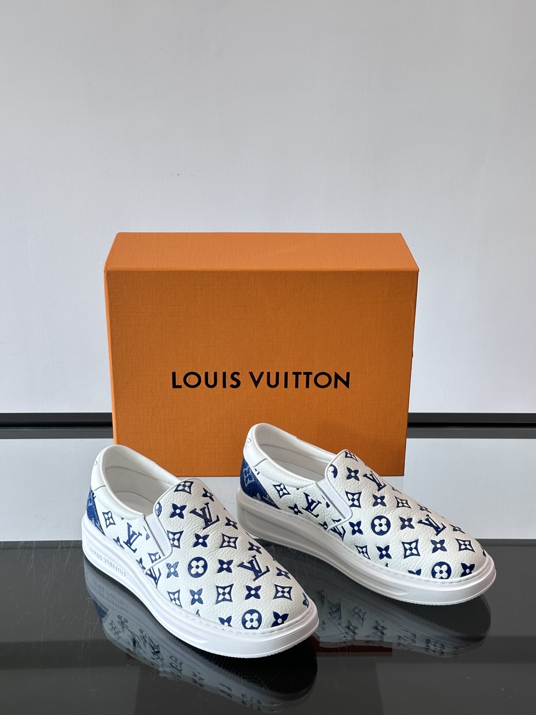 LOUIS VUITTON 路易威登 经典老花一脚登本款乐福鞋取材经典的 Damier GraPhite