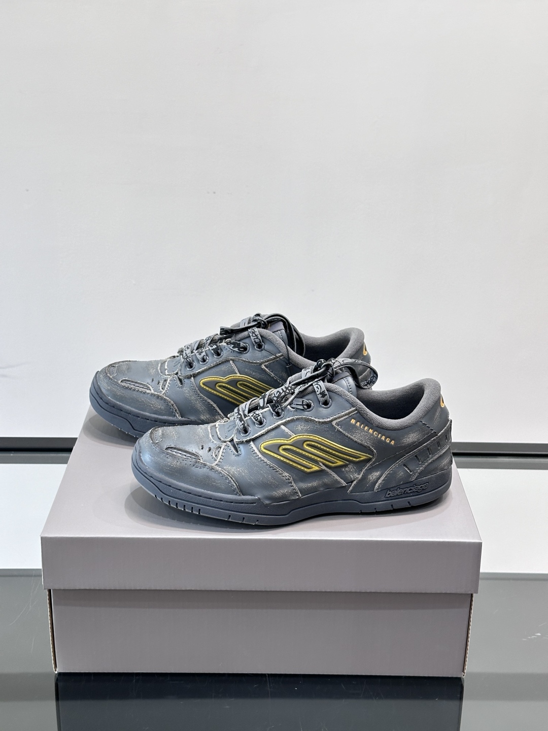 𝐁𝐀𝐋𝐄𝐍𝐂𝐈𝐀𝐆𝐀巴黎世家新品𝐇𝐚𝐦𝐩𝐭𝐨𝐧情侣款休闲运动鞋这双鞋特点可以用三个关键词概括：复古，阔型