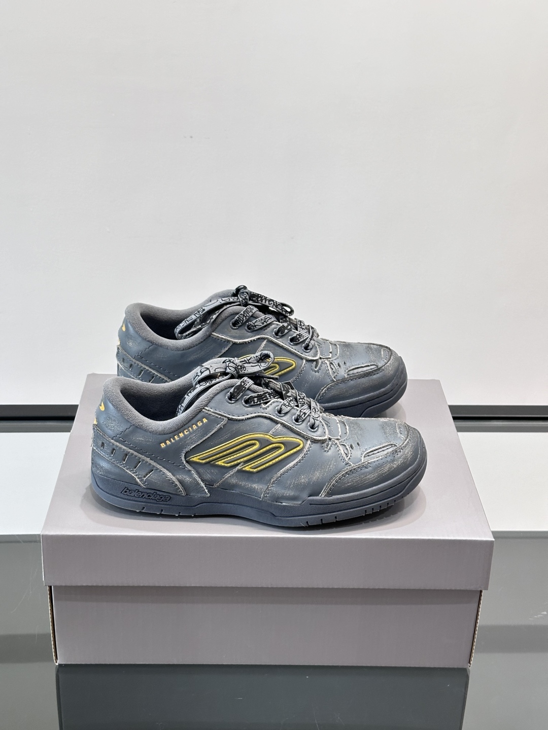𝐁𝐀𝐋𝐄𝐍𝐂𝐈𝐀𝐆𝐀巴黎世家新品𝐇𝐚𝐦𝐩𝐭𝐨𝐧情侣款休闲运动鞋这双鞋特点可以用三个关键词概括：复古，阔型