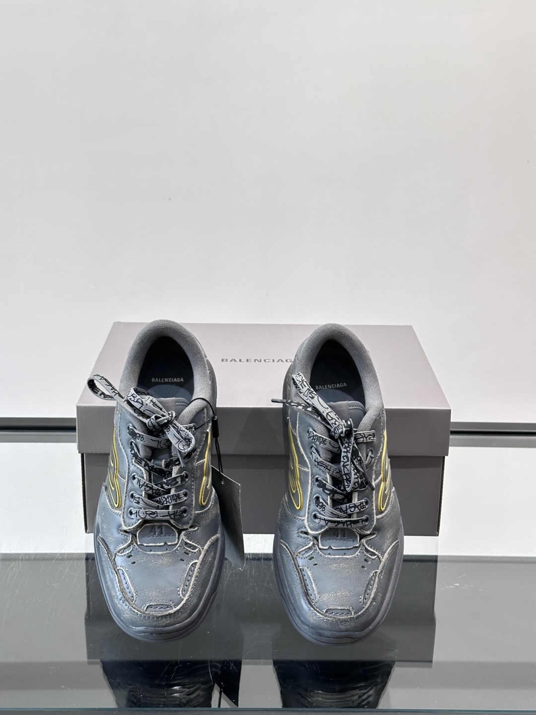 𝐁𝐀𝐋𝐄𝐍𝐂𝐈𝐀𝐆𝐀巴黎世家新品𝐇𝐚𝐦𝐩𝐭𝐨𝐧情侣款休闲运动鞋这双鞋特点可以用三个关键词概括：复古，阔型