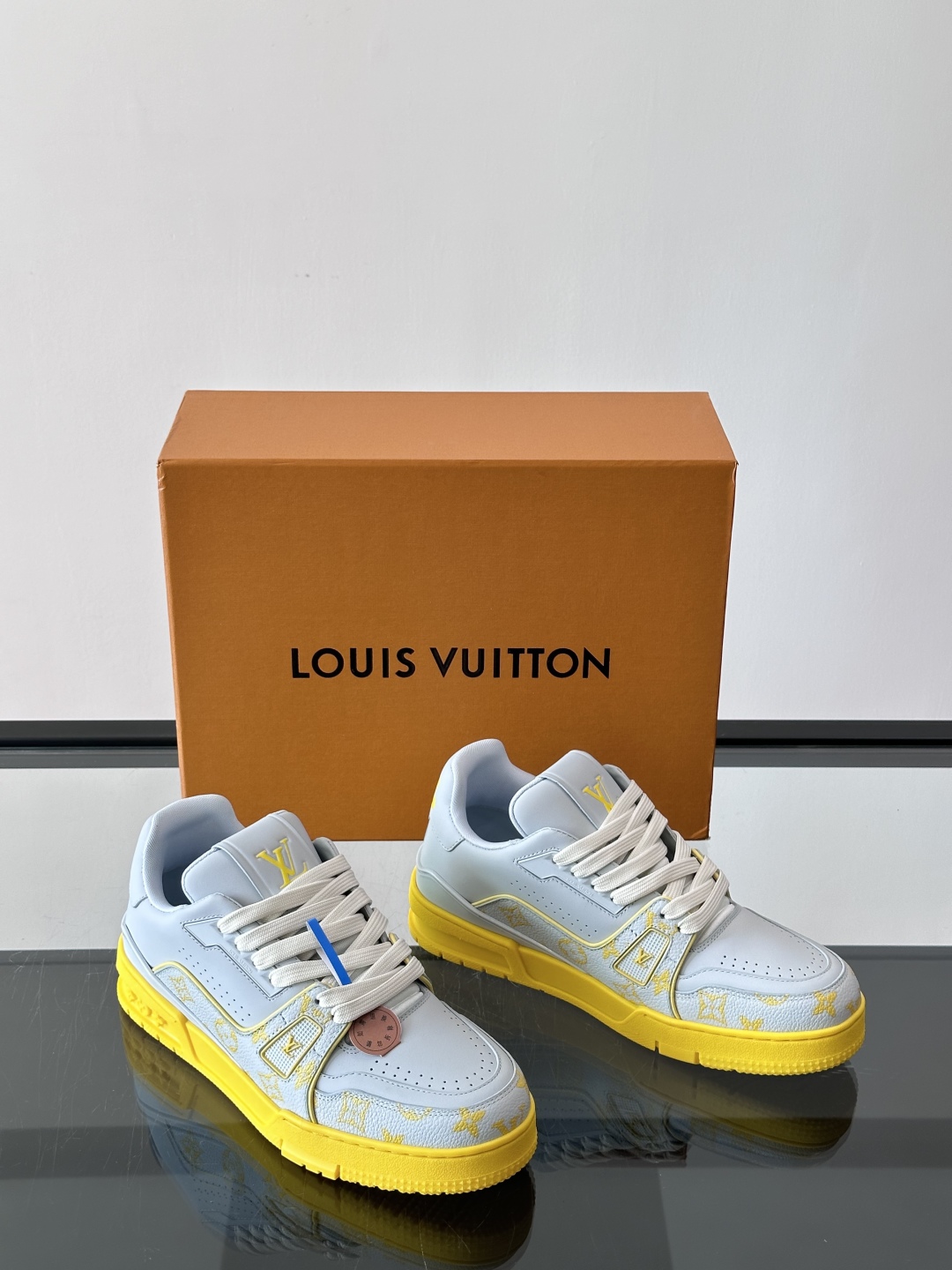 驴家 新配色 trainer运动鞋，本款 LV Trainer 运动鞋取材柔软粒面小牛皮，呈现纯净色调，