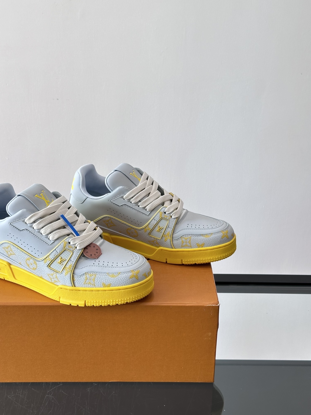 驴家 新配色 trainer运动鞋，本款 LV Trainer 运动鞋取材柔软粒面小牛皮，呈现纯净色调，