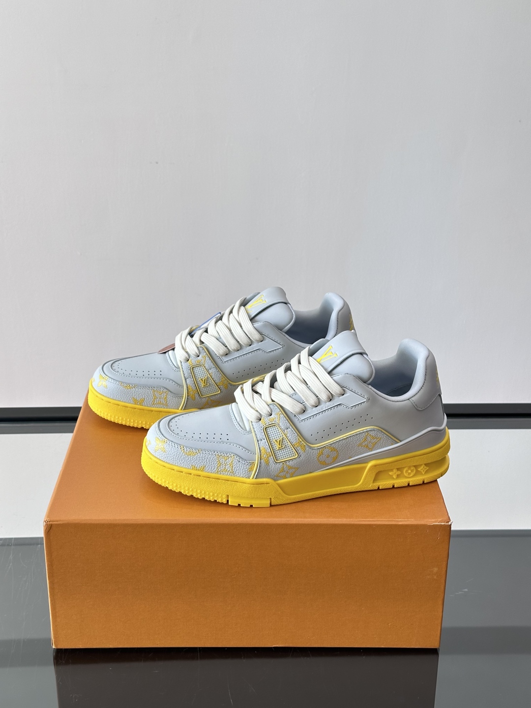 驴家 新配色 trainer运动鞋，本款 LV Trainer 运动鞋取材柔软粒面小牛皮，呈现纯净色调，