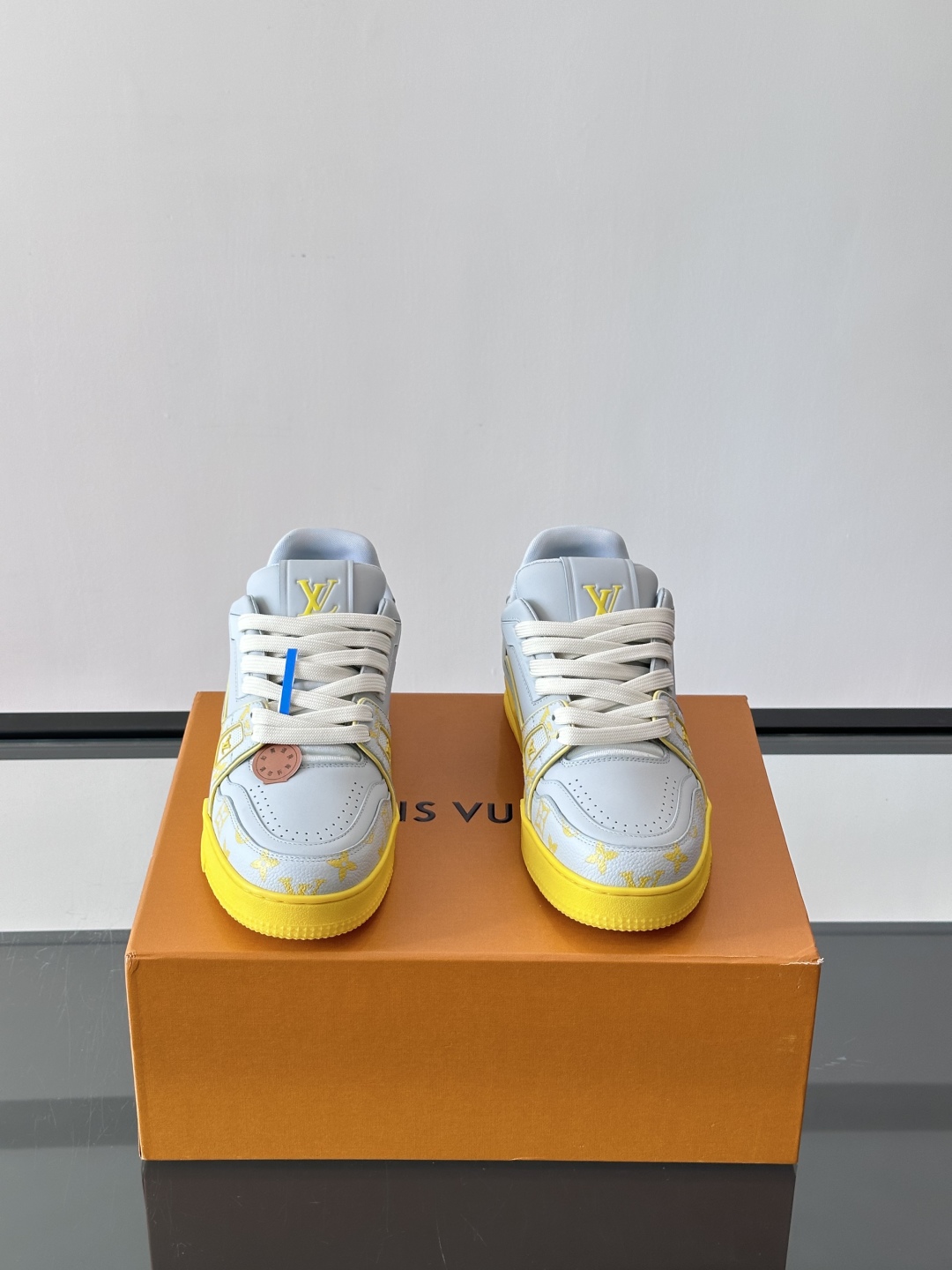 驴家 新配色 trainer运动鞋，本款 LV Trainer 运动鞋取材柔软粒面小牛皮，呈现纯净色调，