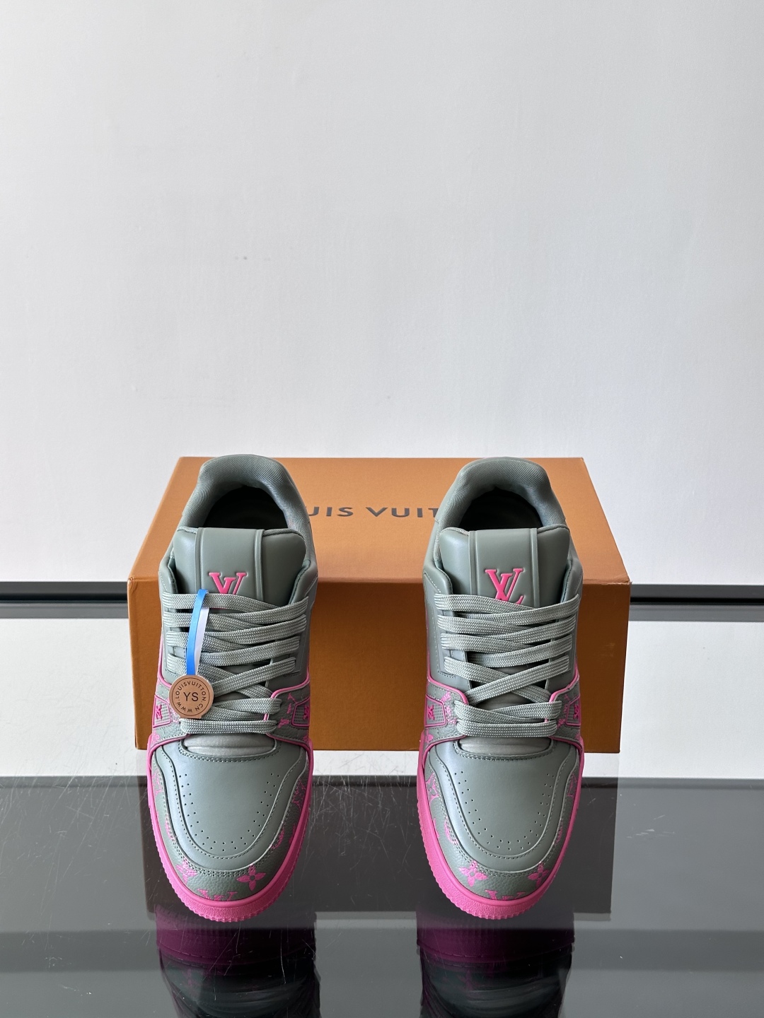 驴家 新配色 trainer运动鞋，本款 LV Trainer 运动鞋取材柔软粒面小牛皮，呈现纯净色调，