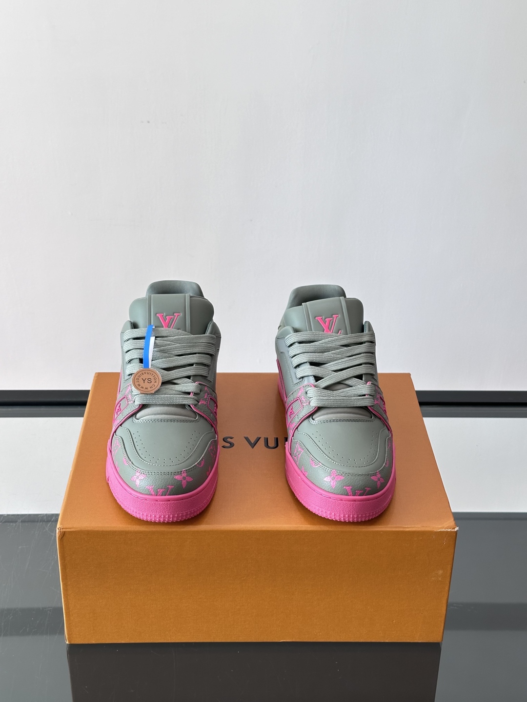驴家 新配色 trainer运动鞋，本款 LV Trainer 运动鞋取材柔软粒面小牛皮，呈现纯净色调，