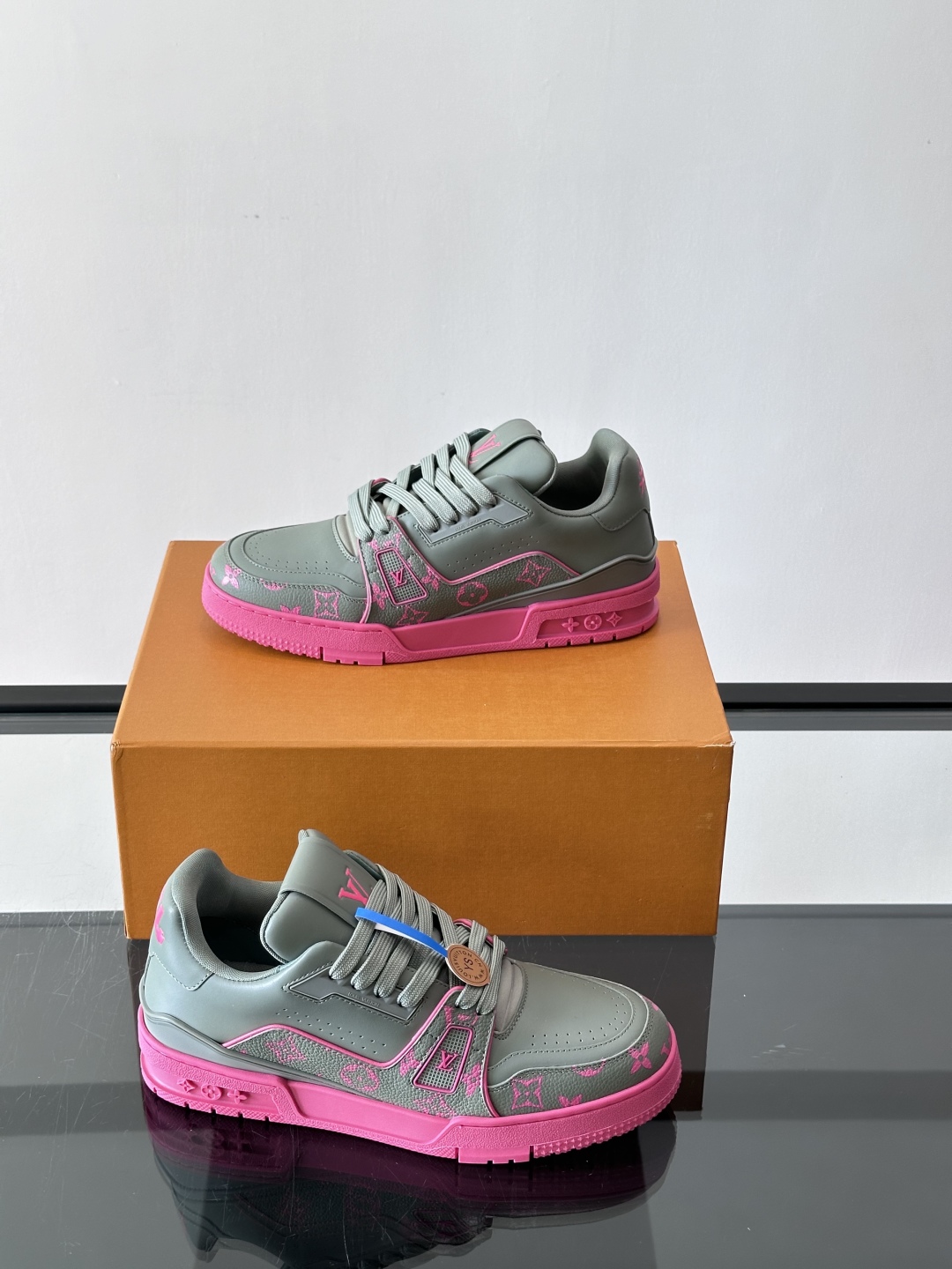 驴家 新配色 trainer运动鞋，本款 LV Trainer 运动鞋取材柔软粒面小牛皮，呈现纯净色调，