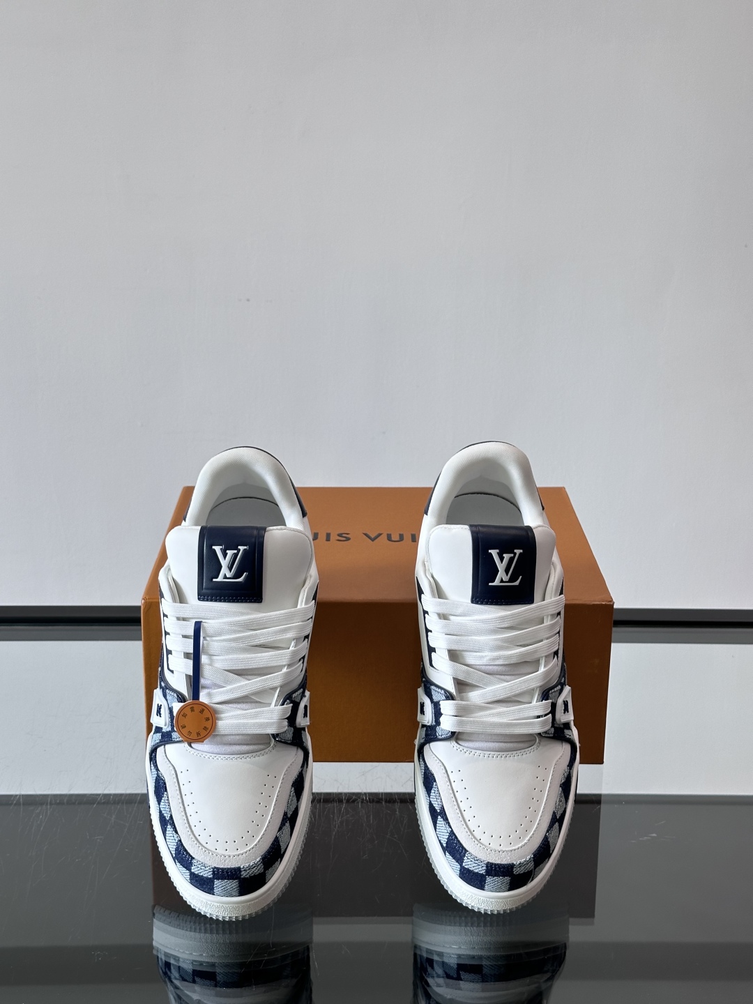 驴家 新配色 trainer运动鞋，本款 LV Trainer 运动鞋取材柔软粒面小牛皮，呈现纯净色调，