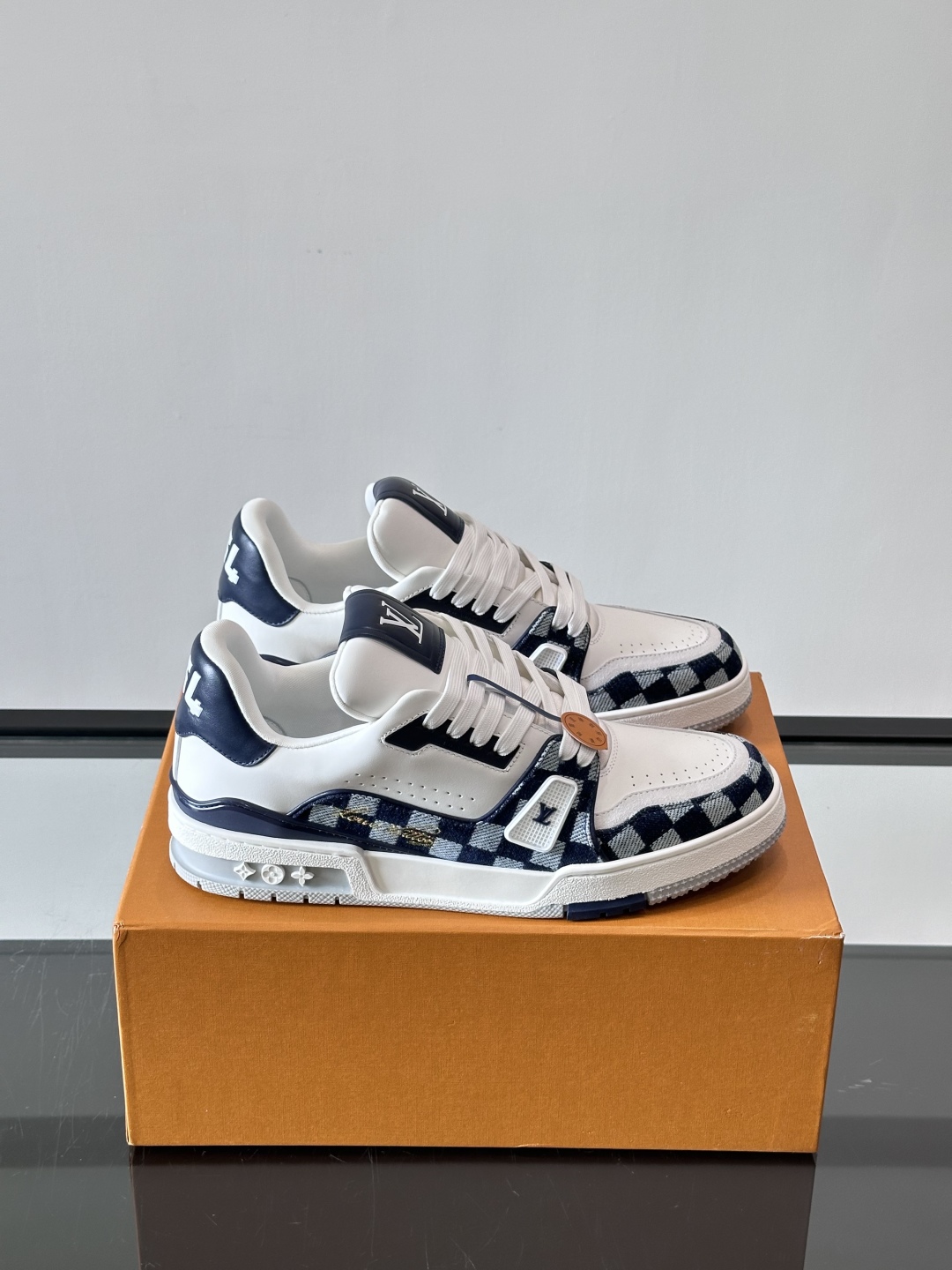 驴家 新配色 trainer运动鞋，本款 LV Trainer 运动鞋取材柔软粒面小牛皮，呈现纯净色调，