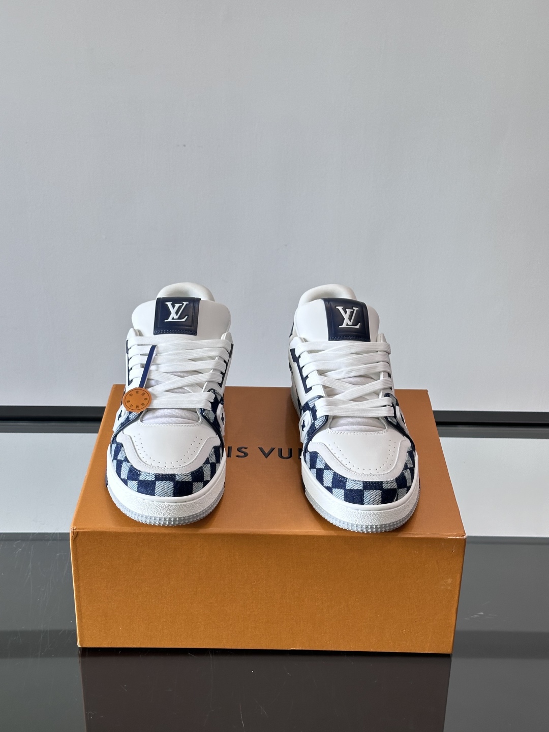 驴家 新配色 trainer运动鞋，本款 LV Trainer 运动鞋取材柔软粒面小牛皮，呈现纯净色调，