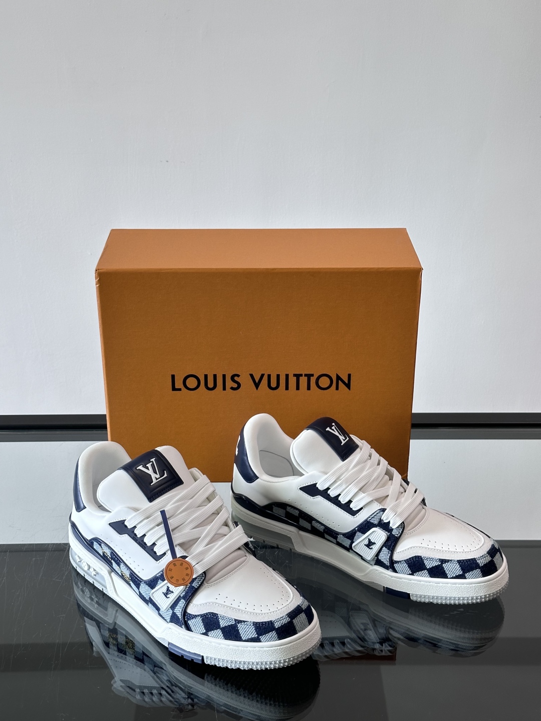 驴家 新配色 trainer运动鞋，本款 LV Trainer 运动鞋取材柔软粒面小牛皮，呈现纯净色调，