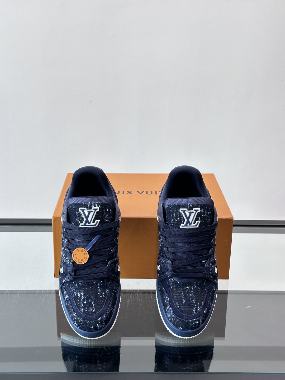 驴家 新配色 trainer运动鞋，本款 LV Trainer 运动鞋取材柔软粒面小牛皮，呈现纯净色调，