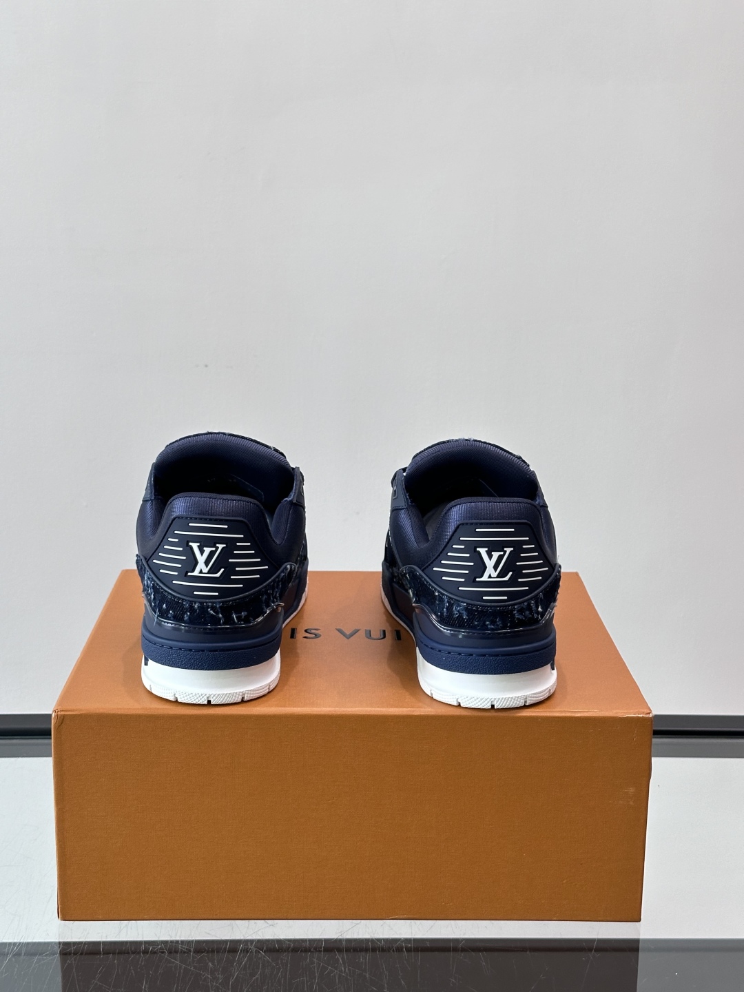驴家 新配色 trainer运动鞋，本款 LV Trainer 运动鞋取材柔软粒面小牛皮，呈现纯净色调，