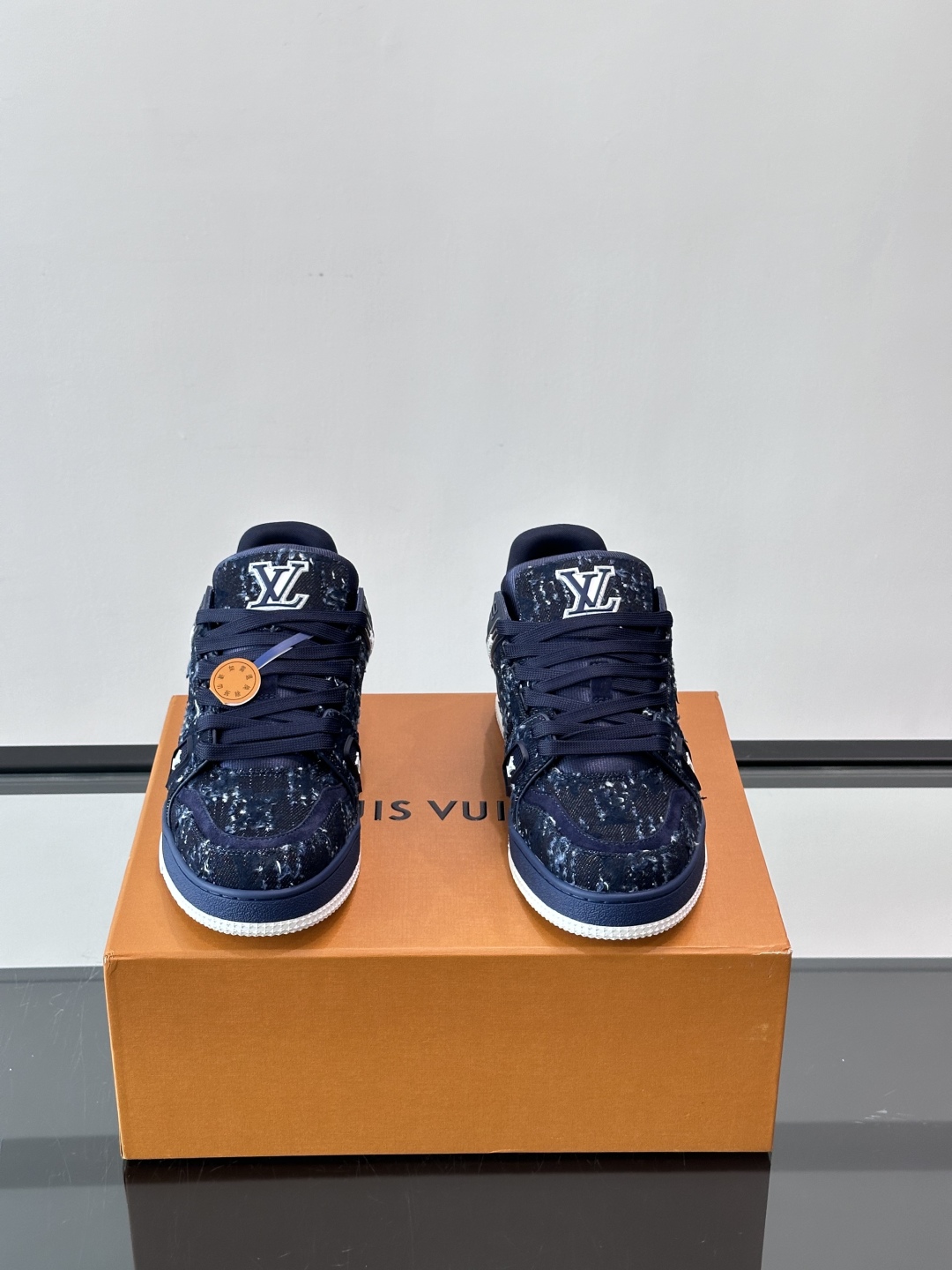 驴家 新配色 trainer运动鞋，本款 LV Trainer 运动鞋取材柔软粒面小牛皮，呈现纯净色调，