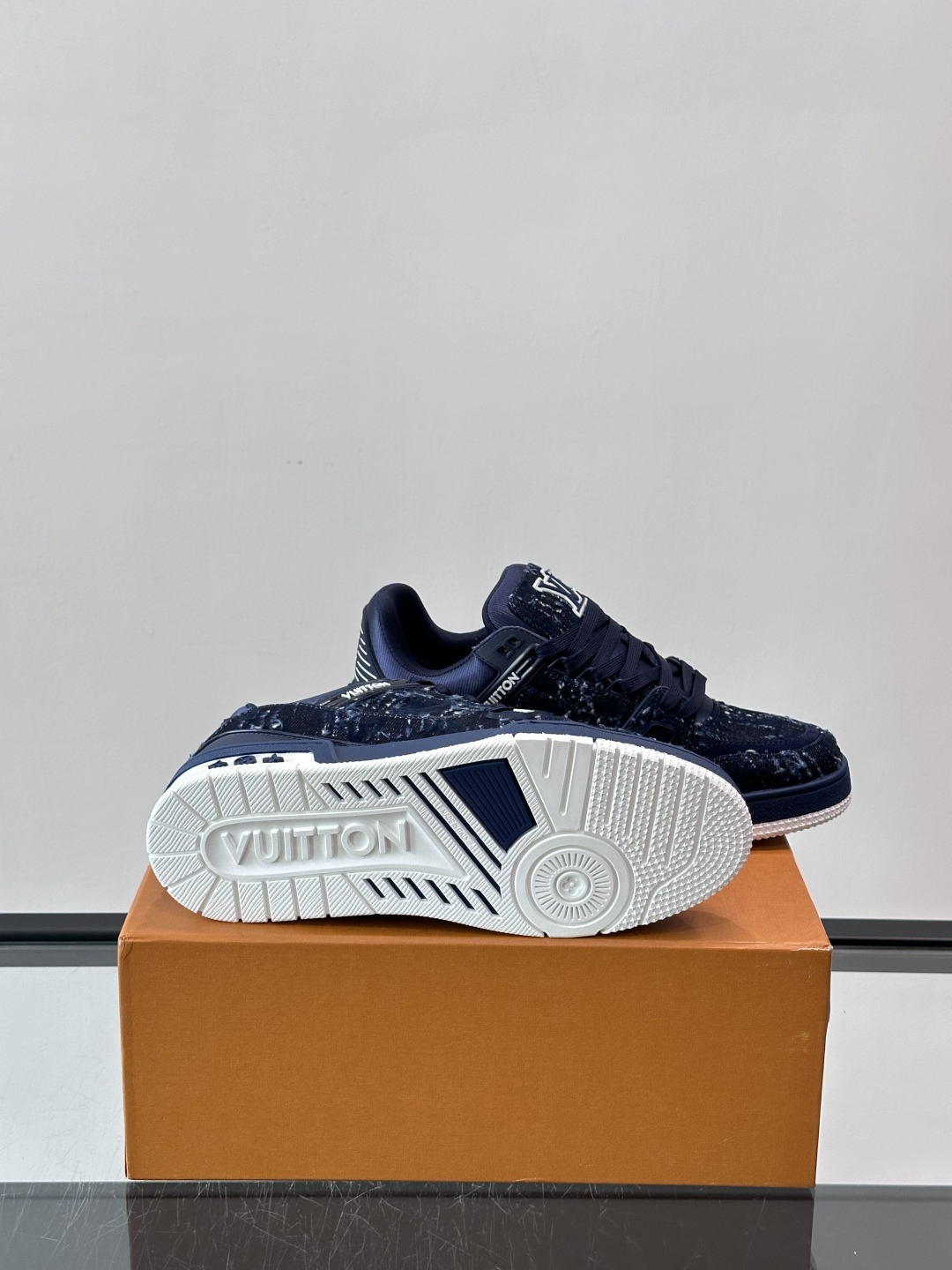驴家 新配色 trainer运动鞋，本款 LV Trainer 运动鞋取材柔软粒面小牛皮，呈现纯净色调，