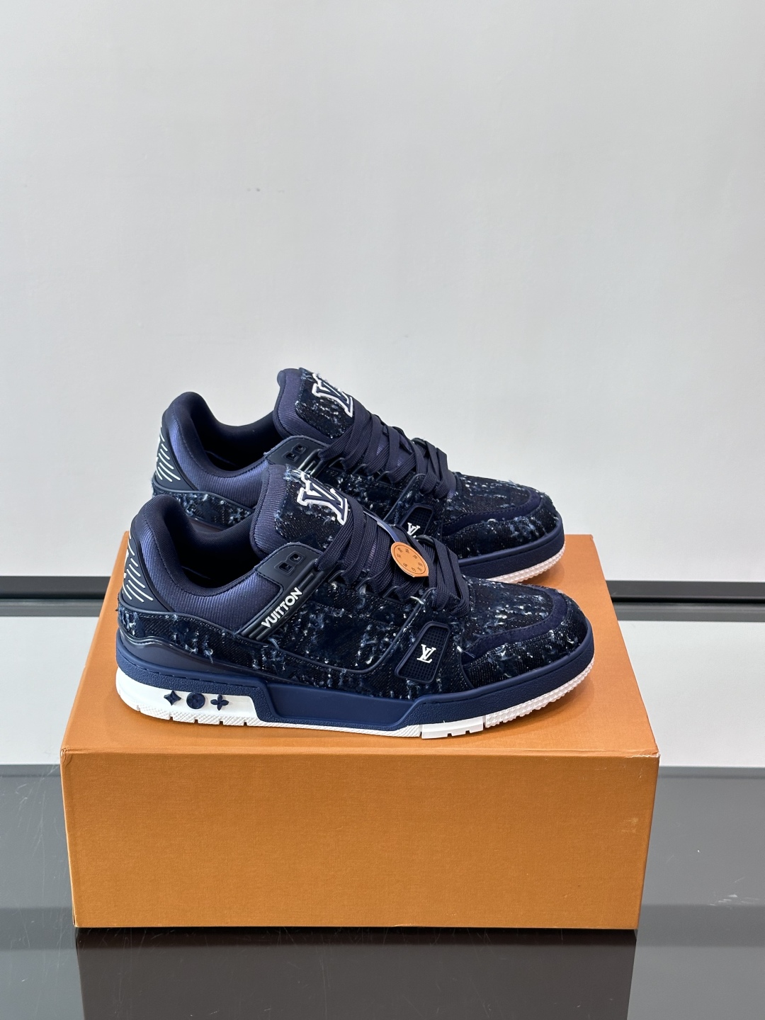驴家 新配色 trainer运动鞋，本款 LV Trainer 运动鞋取材柔软粒面小牛皮，呈现纯净色调，