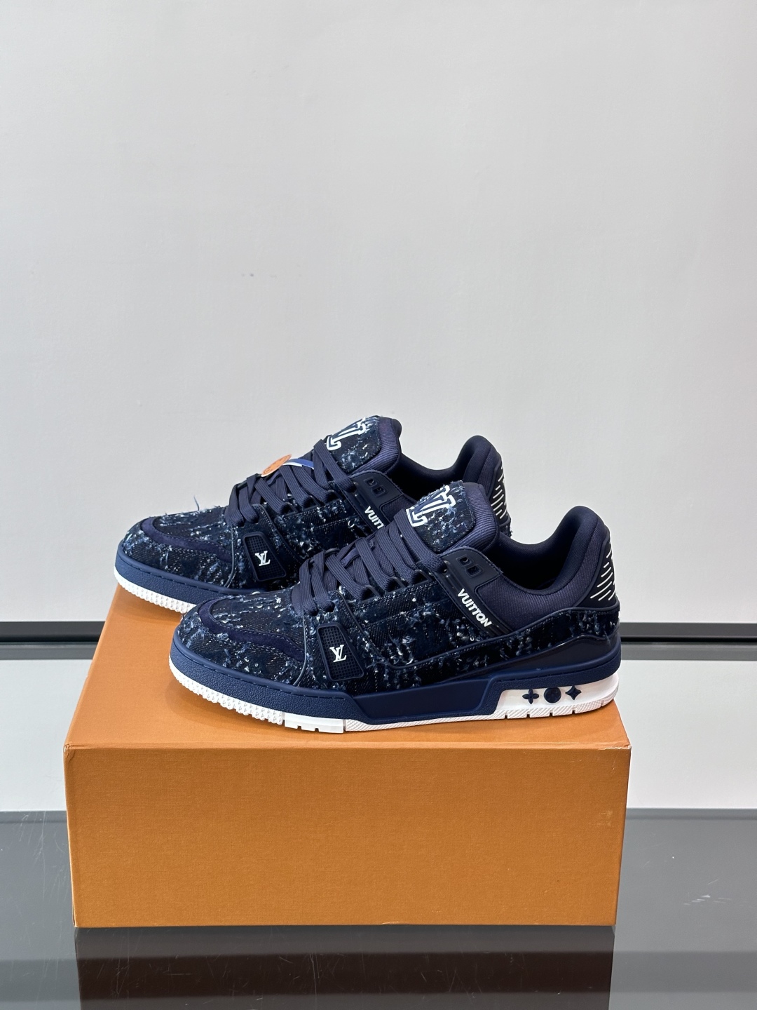驴家 新配色 trainer运动鞋，本款 LV Trainer 运动鞋取材柔软粒面小牛皮，呈现纯净色调，