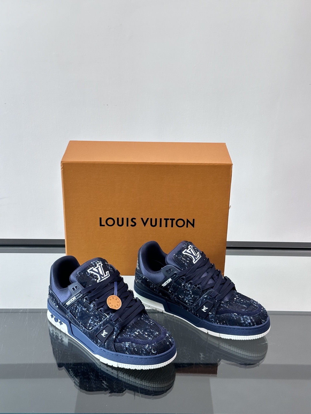 驴家 新配色 trainer运动鞋，本款 LV Trainer 运动鞋取材柔软粒面小牛皮，呈现纯净色调，