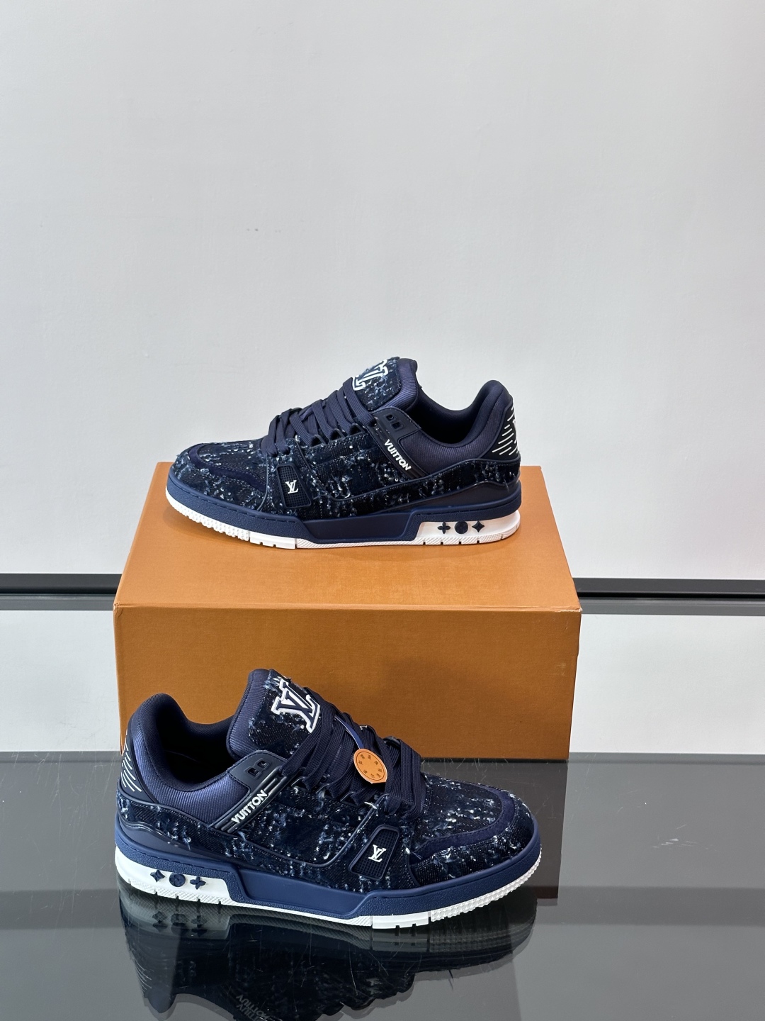 驴家 新配色 trainer运动鞋，本款 LV Trainer 运动鞋取材柔软粒面小牛皮，呈现纯净色调，