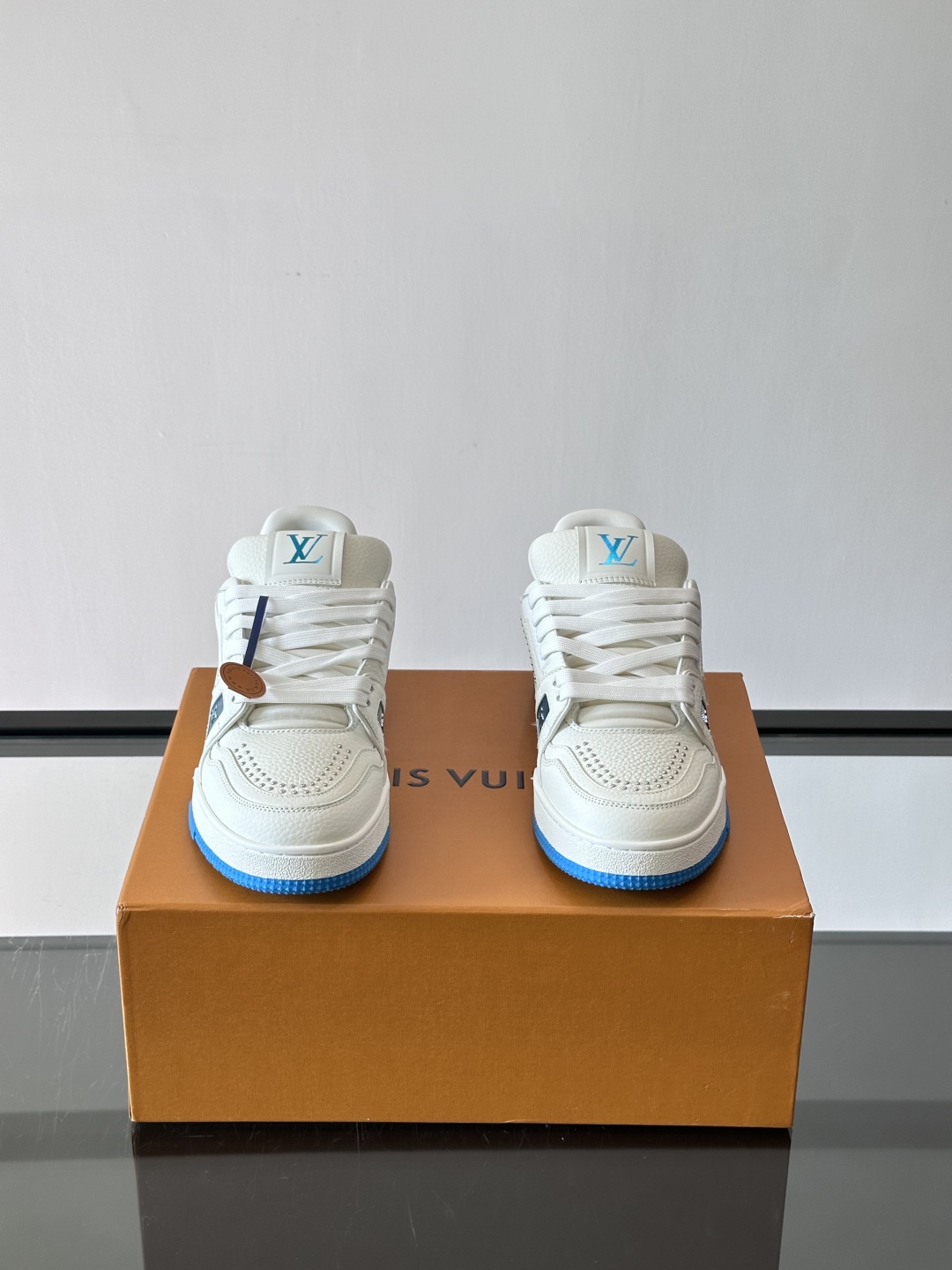 驴家 新配色 trainer运动鞋，本款 LV Trainer 运动鞋取材柔软粒面小牛皮，呈现纯净色调，